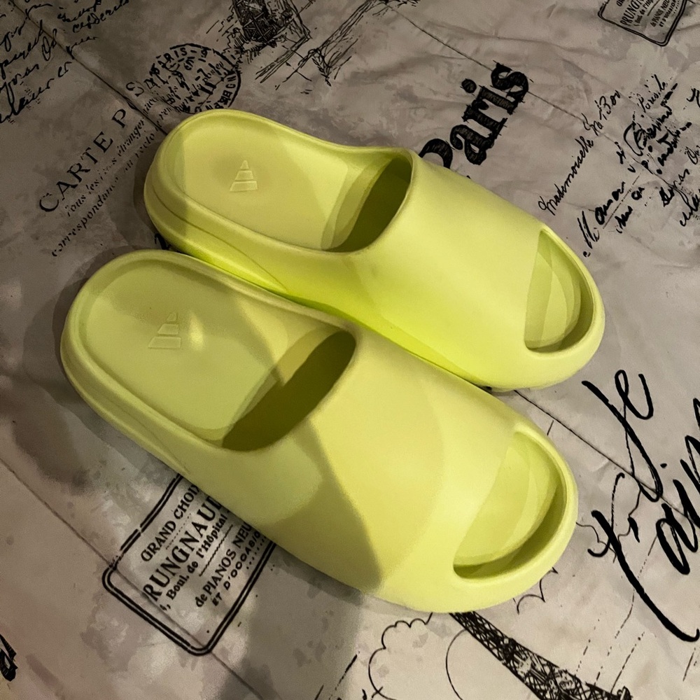 yeezy slide!!